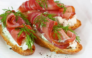 Crostino prosciutto crudo, formaggio cremoso e aneto