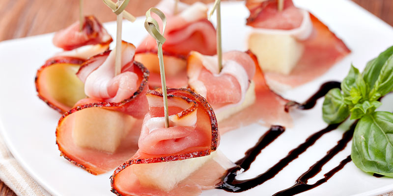 spiedini_prosciutto Spiedini di prosciutto crudo, uva e melone bianco