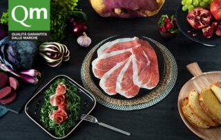 prosciutto crudo a marchio QM Viola delle Marche del Prosciuttificio Faleria: da filiera tracciabile e garantita no-OGM, carni italiane, senza conservanti