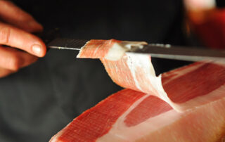 prosciuttificio faleria taglio a coltello prosciutto crudo